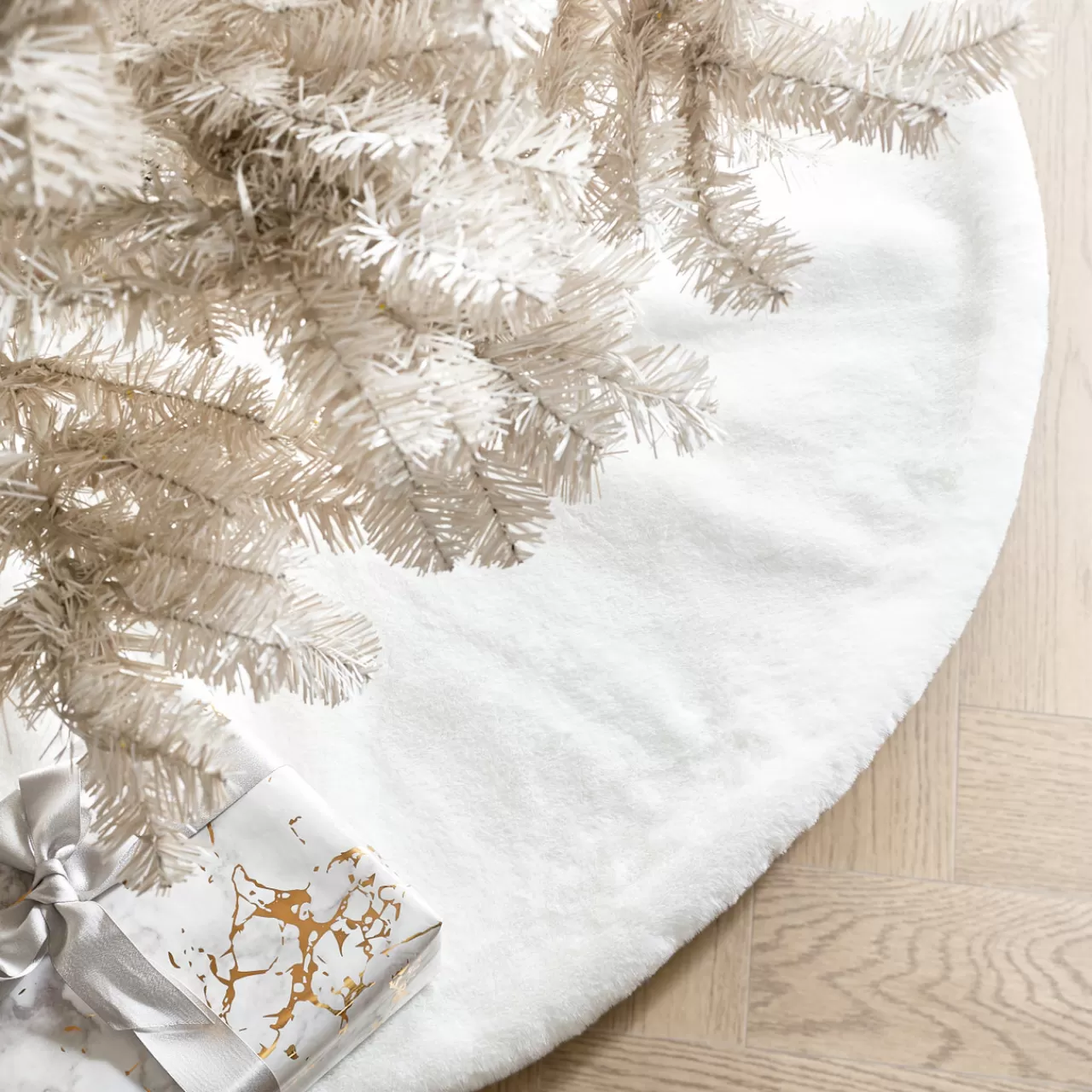 Z Gallerie Faux Fur Tree Skirt 48" - White> Stockings & Tree Skirts | Décor